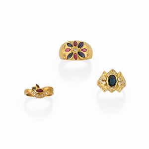 Three 18k yellow gold, sapphire, ruby, emerald and diamond rings
