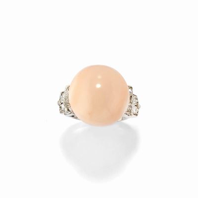 Anello in oro bianco 18k con corallo rosa e diamanti