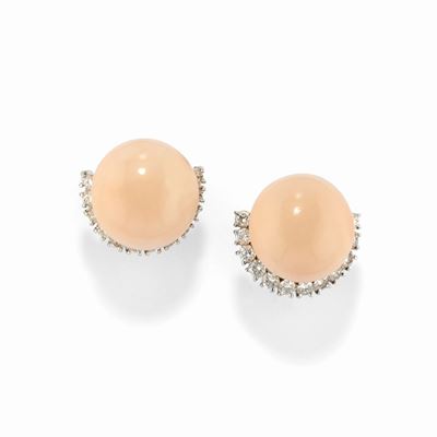 Orecchini in oro bianco 18k con corallo rosa 'peau d'ange' e diamanti