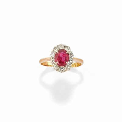 Anello in oro bicolore 18k con rubino Burma e diamanti