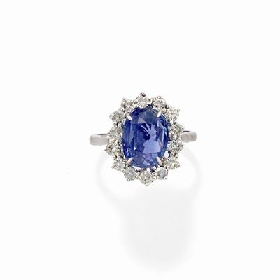 Anello con zaffiro Ceylon, diamanti, oro bianco 14k