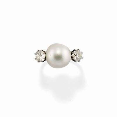 Anello in platino con perla naturale e diamanti