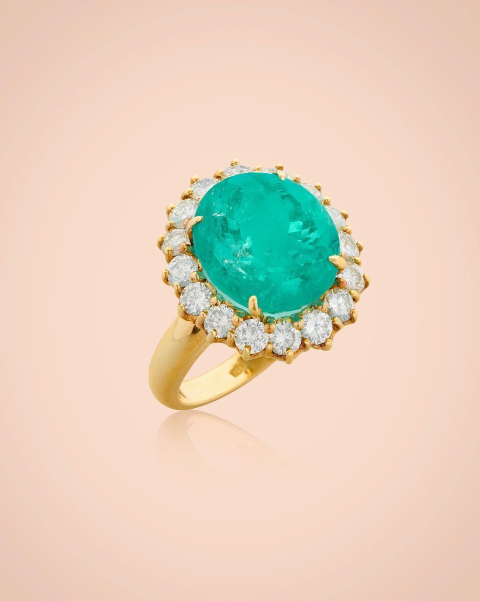 Anello con smeraldo colombiano e diamanti, oro giallo 18k