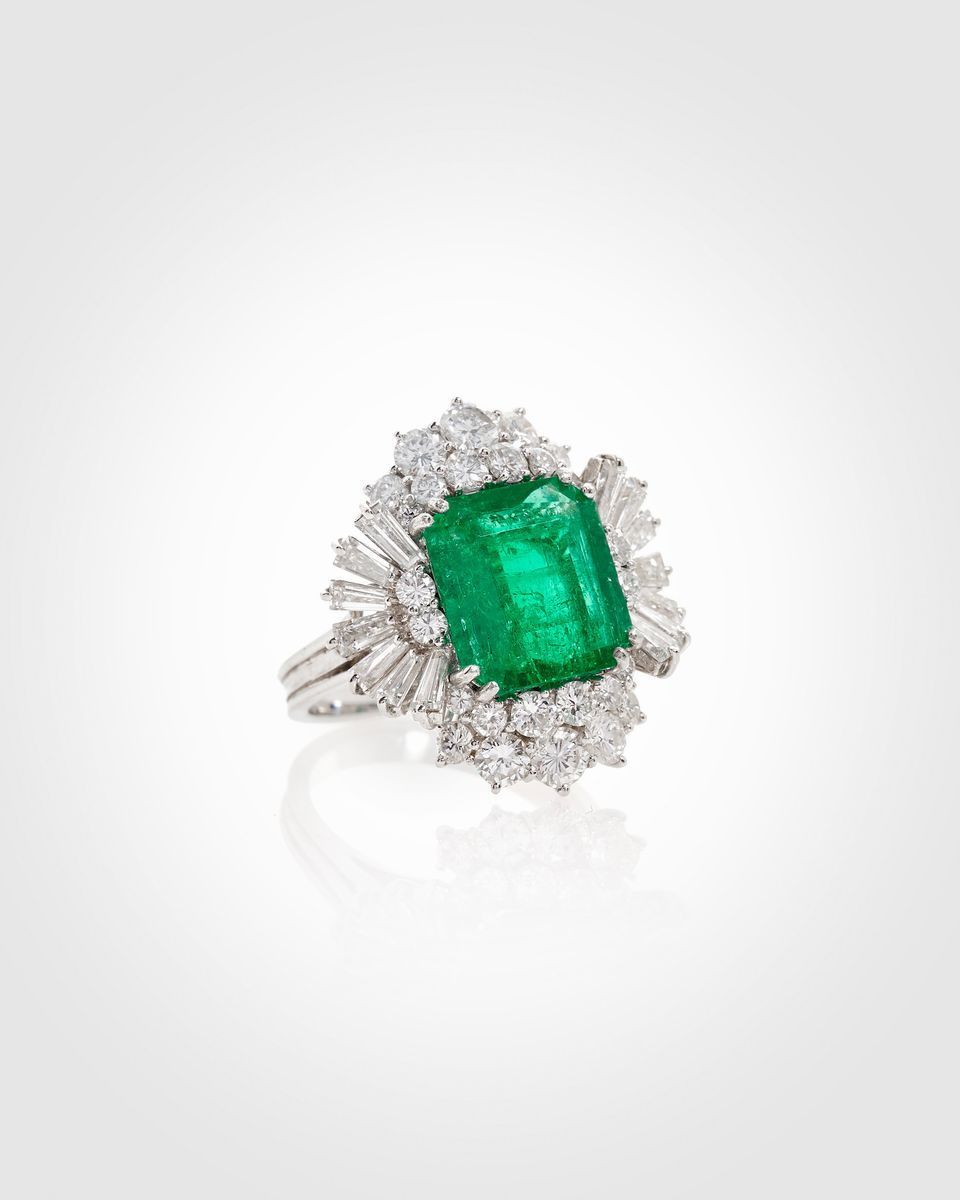 Anello con smeraldo colombiano e diamanti, oro bianco 18k