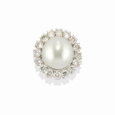 Anello con perla coltivata South-Sea e diamanti in oro bianco 18k