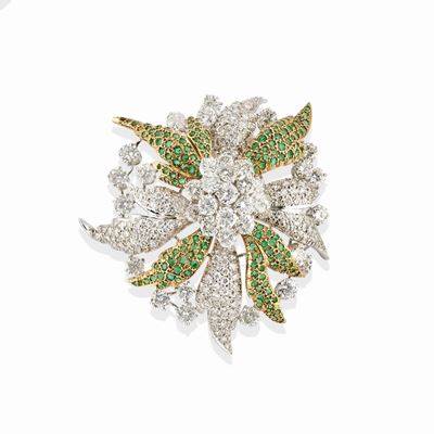 Spilla a fiore in oro bianco 18k con diamanti e smeraldi