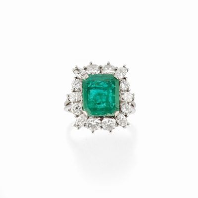 Anello con smeraldo e diamanti, oro bianco 18k