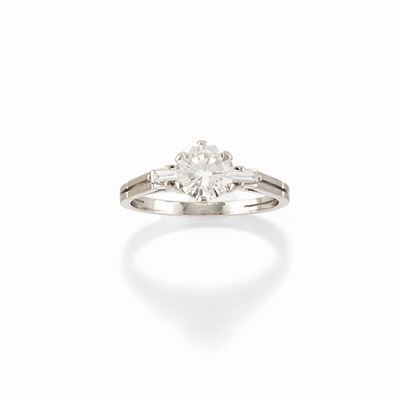 Anello in oro bianco 18k con diamante taglio brillante e baguette