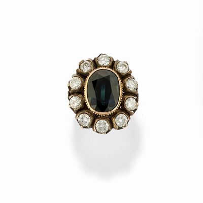 Anello con zaffiro taglio ovale di ct 8,00 e diamanti, in argento e oro giallo 18K