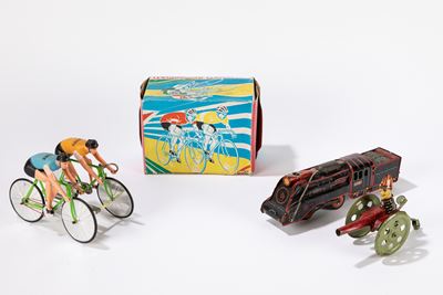 Giocattoli d'epoca, Treno in latta giapponese, ciclisti in plastica italiani e cannone in latta