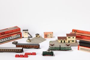2 railcars, 3 wagons, 1 station, 1 level crossing and miscellaneous pieces