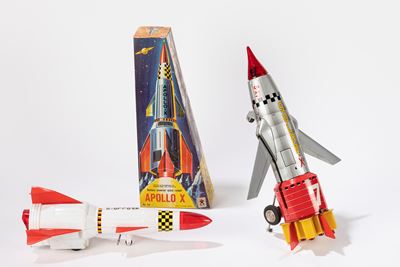 Razzo Solar X e Razzo Apollo X, giocattoli d'epoca in latta e plastica