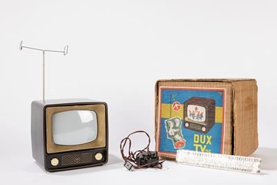 Televisore Dux, TV 35, anni '50, in bachelite, funzionamento a molla e batteria