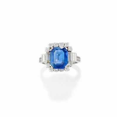 Anello con zaffiro rettangolare e diamanti in oro bianco 18k