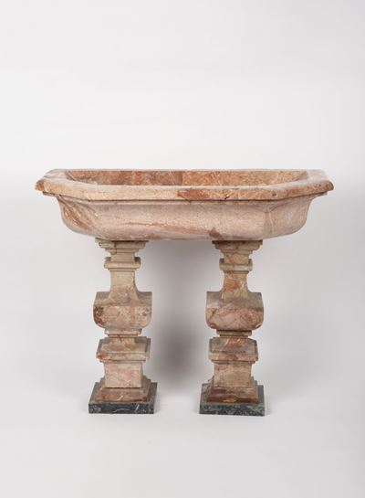 Antica Vasca in Marmo di Verona