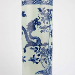 Porta ombrelli in porcellana bianca e blu raffigurante drago. Cina, secolo XX