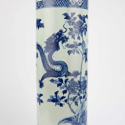Porta ombrelli in porcellana bianca e blu con raffigurazione di drago, Cina, secolo XX