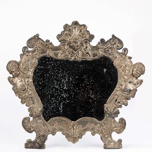 Una cartagloria in lamina d'argento montata a specchio e una specchierina in legno intagliato e dorato. Secolo XVIII/XIX