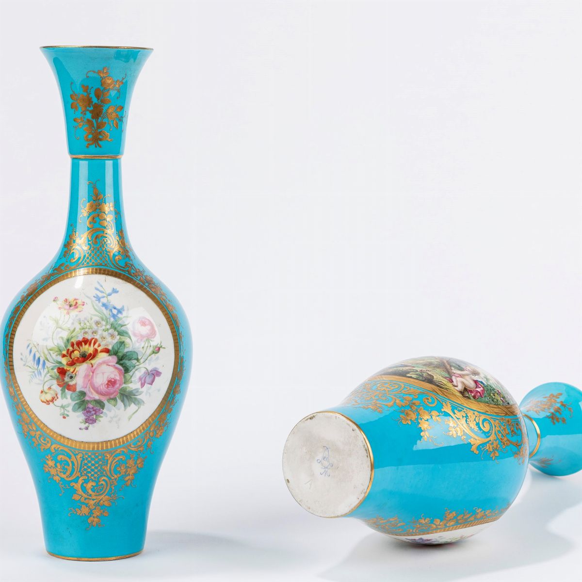 Coppia di vasi in porcellana a fondo turchese decorati, Francia, XIX secolo