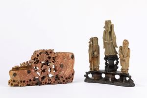 Tre figure di saggi e un portafiori in pietra saponaria. Cina, inizi secolo XX