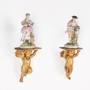 Due figure in porcellana con mensole in legno, secolo XX