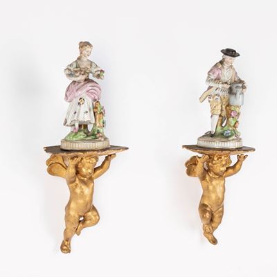 Due figure in porcellana con mensole in legno, secolo XX