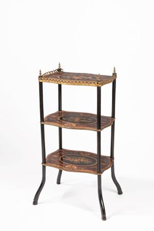 Etagere a tre ripiani in legno. Francia, secolo XIX