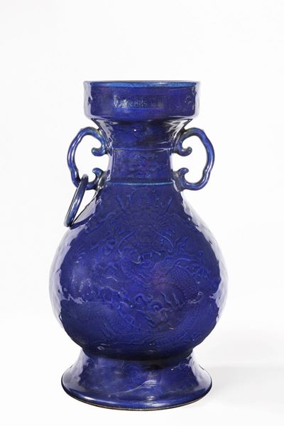 Vaso da altare in porcellana blu, Cina, periodo Qianlong (1735-1796), decorato con motivo a tre d...
