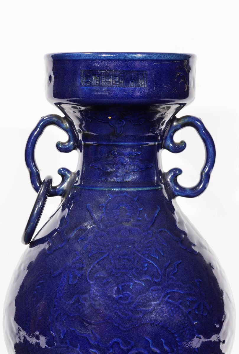 Vaso da altare in porcellana blu, Cina, periodo Qianlong (1735-1796), decorato con motivo a tre d...