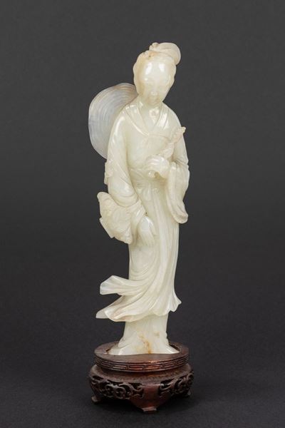 Scultura in giada bianca, dama reggente fiore, Cina, fine secolo XIX