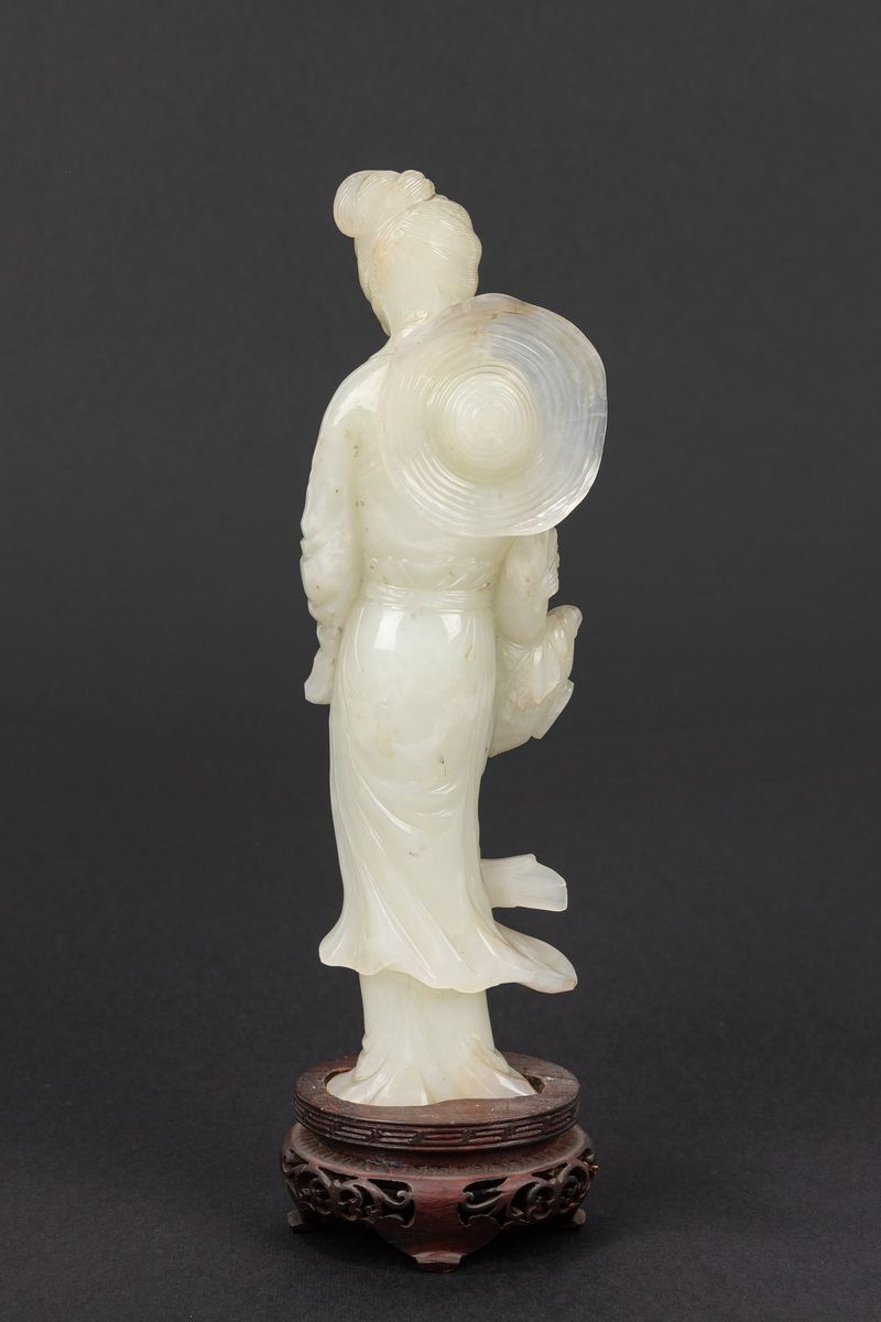Scultura in giada bianca, dama reggente fiore, Cina, fine secolo XIX