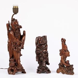 Lotto composto da tre sculture in radica. Giappone, secolo XX