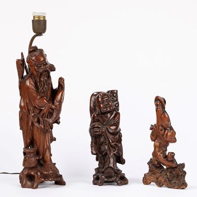 Giappone, Lotto composto da tre sculture in radica raffiguranti figure di pescatori e contadini (...