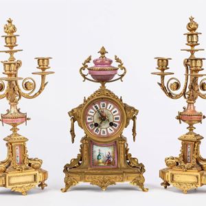 Orologio da appoggio francese in bronzo dorato e porcellana dipinta a mano