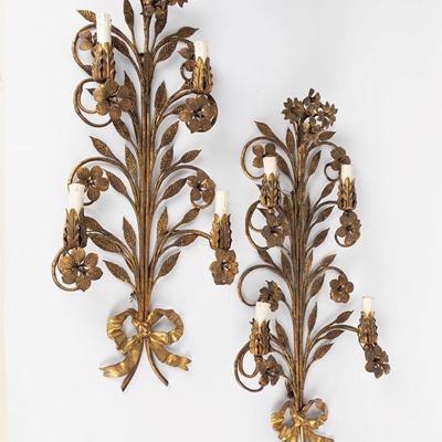 Coppia di appliques in metallo dorato e legno, stile decorativo