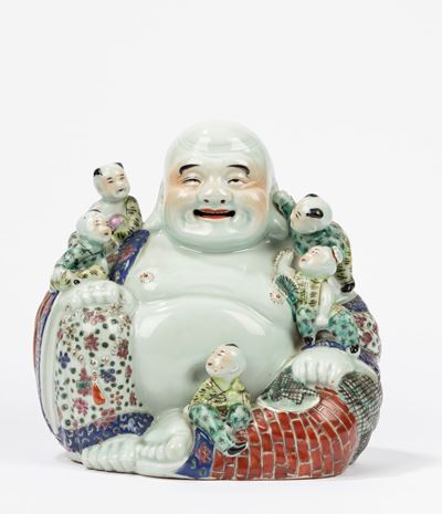 Budai Sorridente con Accoliti in Porcellana Policroma. Cina, Periodo della Repubblica (1912-1949)