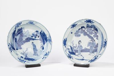 Cina, Due piatti in porcellana blu e bianca, periodo Kangxi (1661-1722)