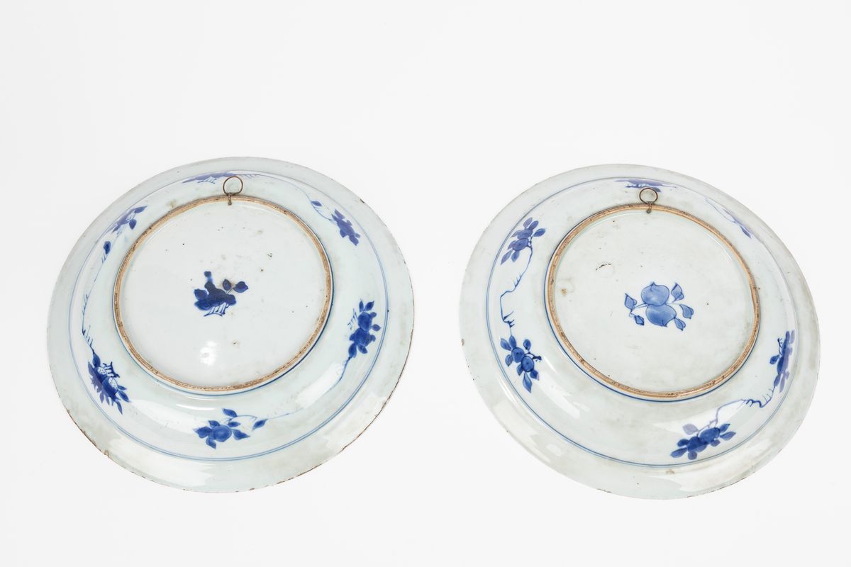 Cina, Due piatti in porcellana blu e bianca, periodo Kangxi (1661-1722)