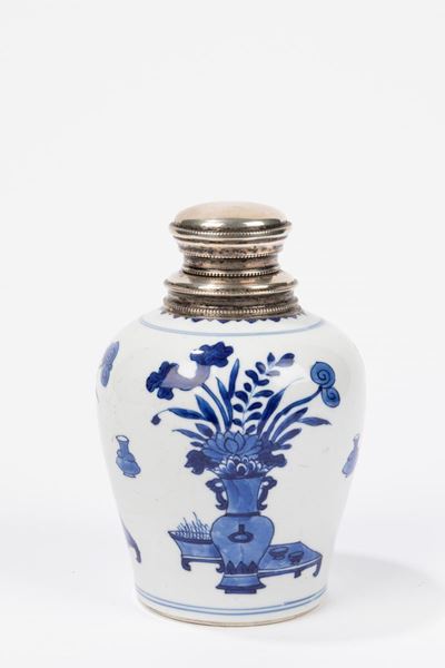 Vasetto in porcellana bianca e blu, Cina, periodo Kangxi (1661-1722), montato in argento