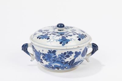 Tazza biansata con coperchio in porcellana bianca e blu, Cina, periodo Kangxi (1661-1722)