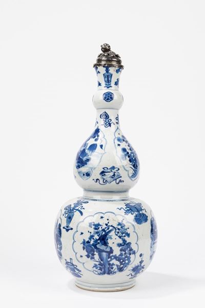 Vaso a doppia zucca in porcellana bianca e blu, Cina, periodo Kangxi (1661-1722), con tappo in ar...