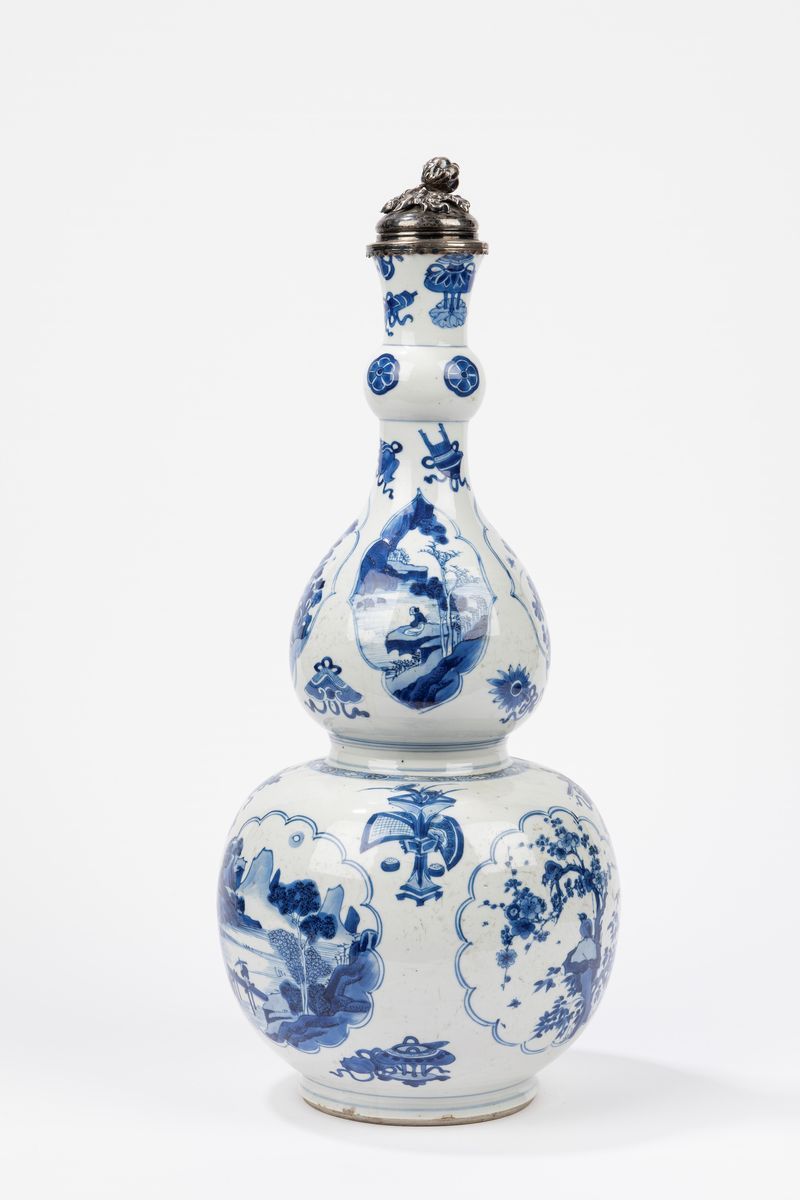 Vaso a doppia zucca in porcellana bianca e blu, Cina, periodo Kangxi (1661-1722), con tappo in ar...