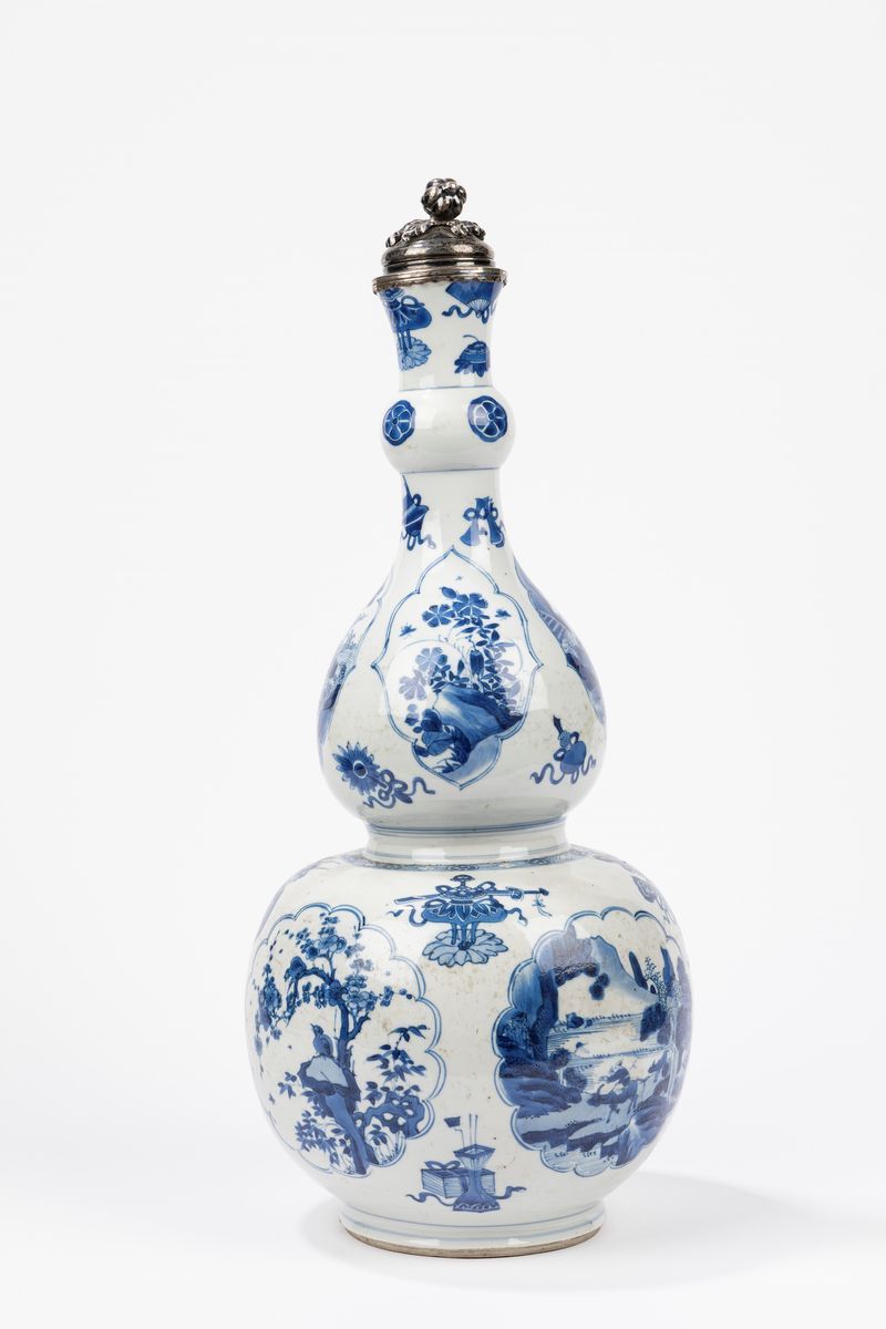 Vaso a doppia zucca in porcellana bianca e blu, Cina, periodo Kangxi (1661-1722), con tappo in ar...