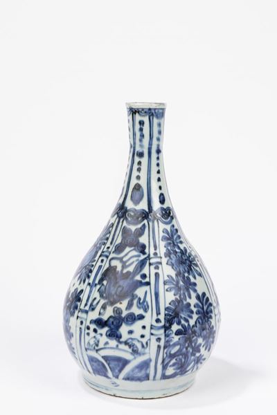 Vaso a bottiglia in porcellana bianca e blu, Cina, periodo Wanli (1572-1620)