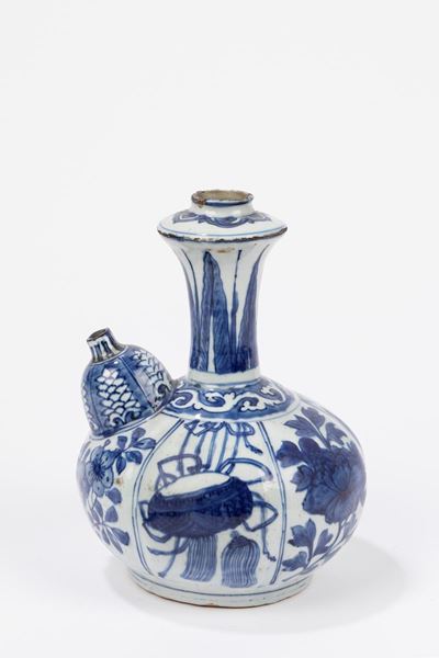 Kendi in porcellana bianca e blu decorato con simboli buddisti, Cina, periodo Wanli (1572-1620)