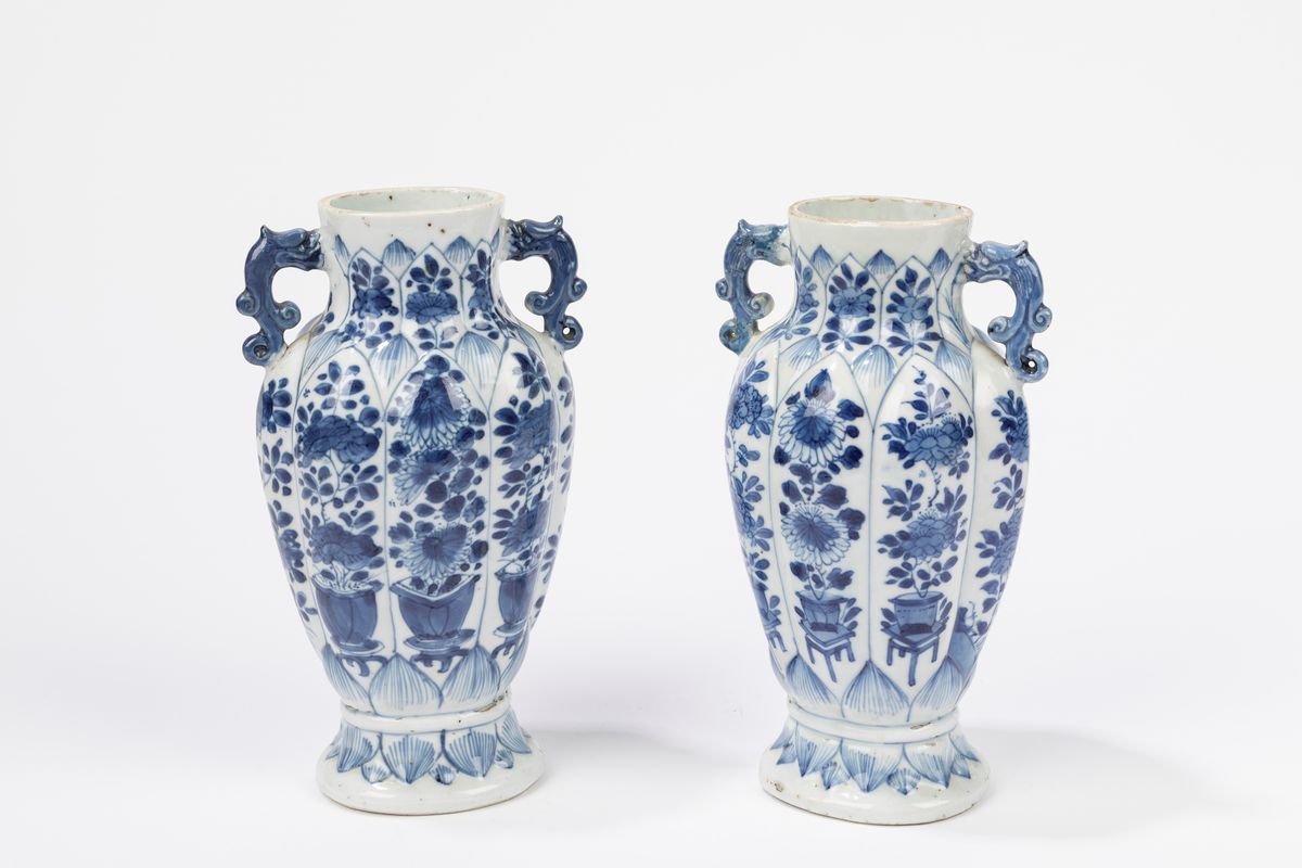A pair of blue and white small vases. China, 19th c. Asian Art / 东方艺术