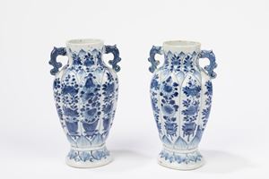 Coppia di vasetti scanalti in porcellana bianca e blu. Cina, secolo XIX