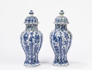 Coppia di vasetti con coperchio in porcellana bianca e blu. Cina, periodo Kangxi (1661-1722)