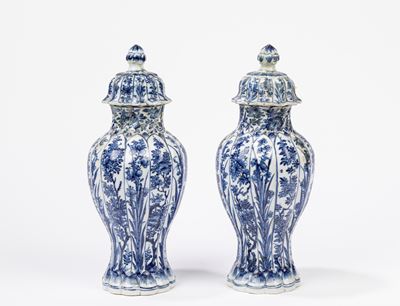 Cina, Periodo Kangxi (1661-1722), Coppia di vasetti in porcellana bianca e blu con coperchio