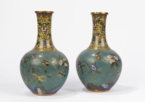 Coppia di vasi a bottiglia in smalto cloisonné. Cina, secolo XIX